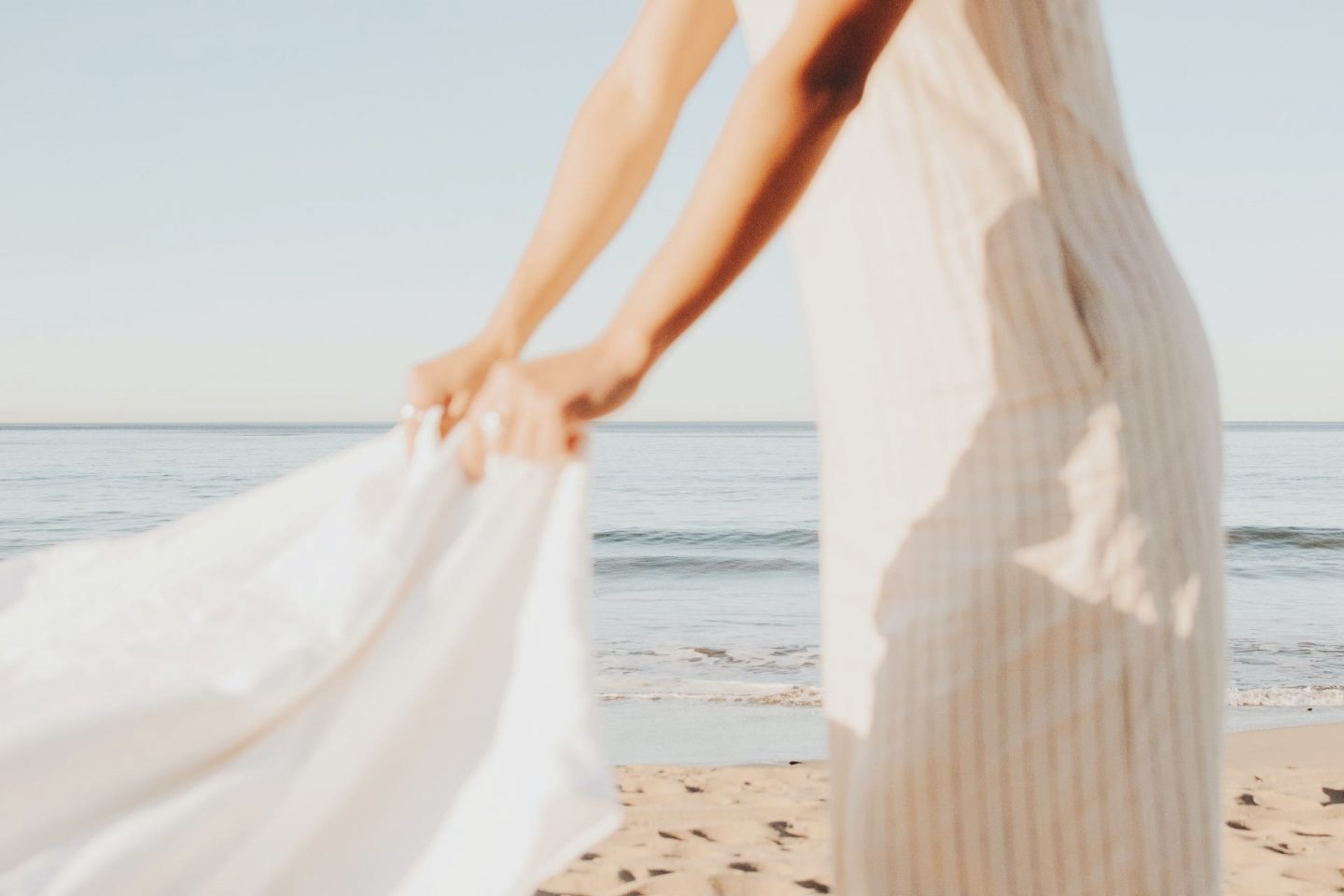 9 Expert Hacks To Keep Your Linen Wrinkle-Free on Holiday
